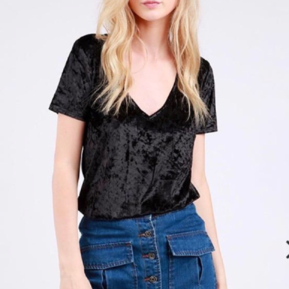 ▪️ Black crushed velvet vneck tee